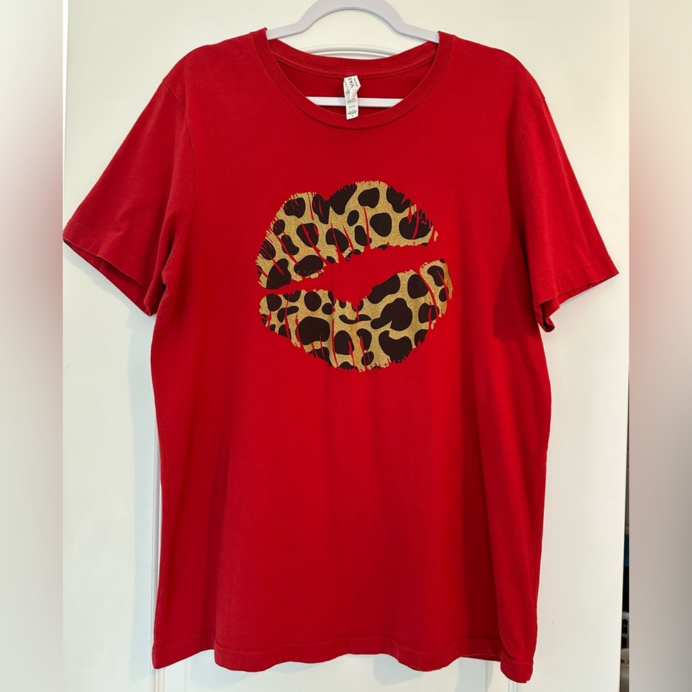 Red Leopard Print Lips T-shirt, size L, Bella Canvas